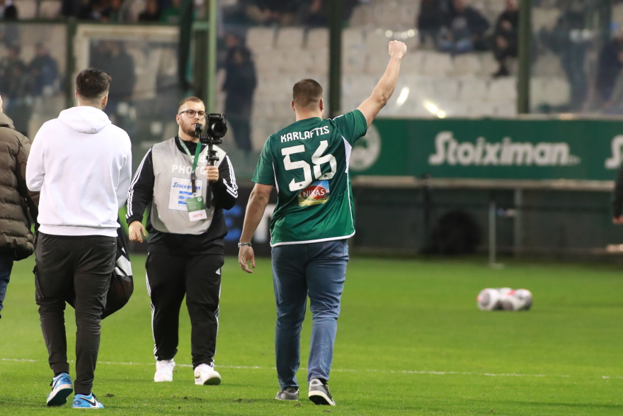 Αποθεώθηκε στη Λεωφόρο ο Καρλαύτης - Πέταξε μπάλες στον κόσμο ο πρωταθλητής του NFL - Δείτε φωτογραφίες 