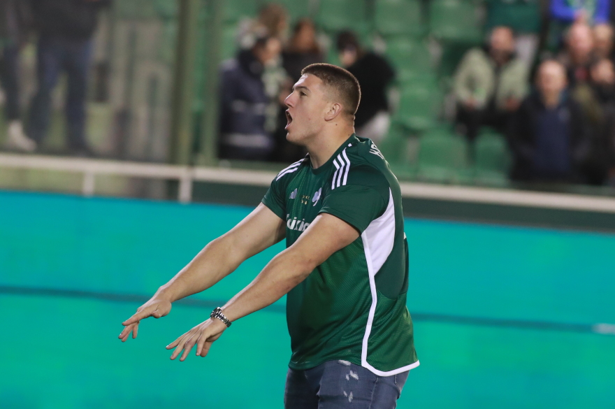 Αποθεώθηκε στη Λεωφόρο ο Καρλαύτης - Πέταξε μπάλες στον κόσμο ο πρωταθλητής του NFL - Δείτε φωτογραφίες 