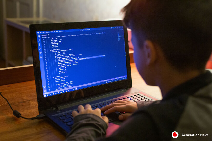 Μαθητές και εκπαιδευτικοί διασχίζουν την πύλη της Τεχνητής Νοημοσύνης με πλοηγό το Generation Next