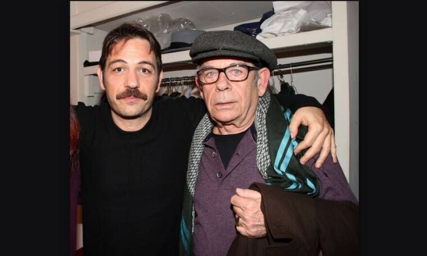 Ηλίας Λογοθέτης: Ήθελε να τραγουδάει στην όπερα, τον κέρδισε το θέατρο - Η εποχή της βιντεοκασέτας και οι σπάνιες εμφανίσεις στο σινεμά