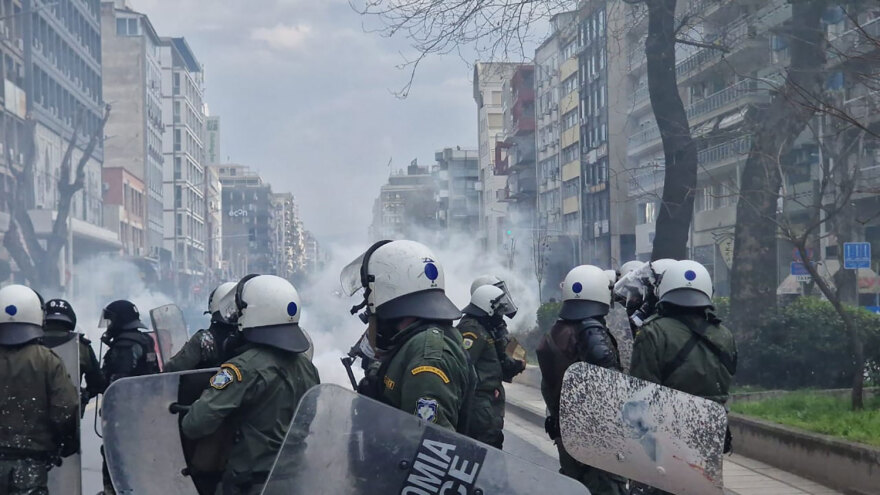 Θεσσαλονίκη: Επεισόδια στην πορεία για τα Τέμπη - Βροχή από πέτρες και μολότοφ