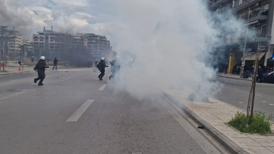 Θεσσαλονίκη: Επεισόδια στην πορεία για τα Τέμπη - Βροχή από πέτρες και μολότοφ