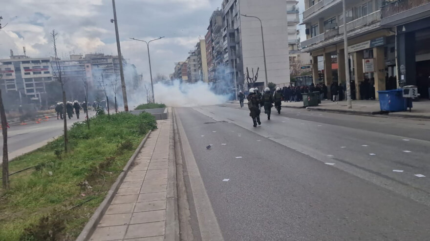 Θεσσαλονίκη: Επεισόδια στην πορεία για τα Τέμπη - Βροχή από πέτρες και μολότοφ