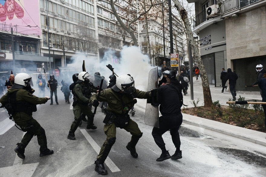 Οκτώ συλλήψεις για τα επεισόδια στην Αθήνα - Τέσσερις συλληφθέντες είχαν σακίδια με μολότοφ, full face και γάντια