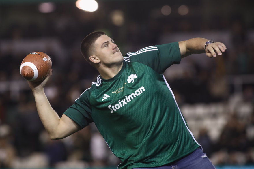 Αποθεώθηκε στη Λεωφόρο ο Καρλαύτης - Πέταξε μπάλες στον κόσμο ο πρωταθλητής του NFL - Δείτε φωτογραφίες 