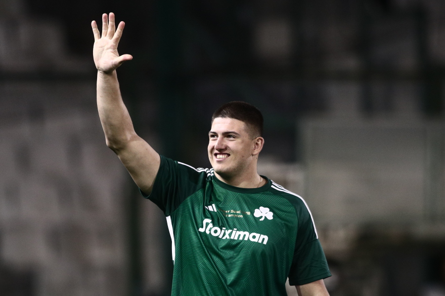 Αποθεώθηκε στη Λεωφόρο ο Καρλαύτης - Πέταξε μπάλες στον κόσμο ο πρωταθλητής του NFL - Δείτε φωτογραφίες 