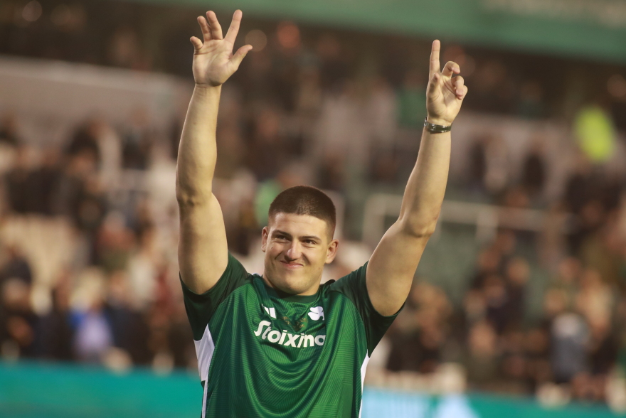 Αποθεώθηκε στη Λεωφόρο ο Καρλαύτης - Πέταξε μπάλες στον κόσμο ο πρωταθλητής του NFL - Δείτε φωτογραφίες 