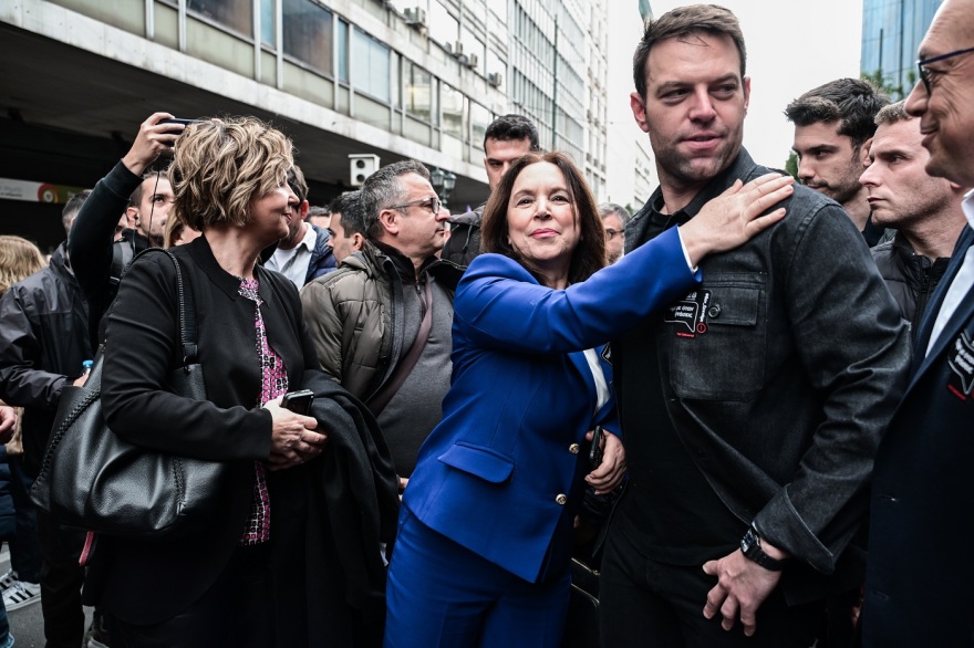 Στέφανος Κασσελάκης - Όλγα Γεροβασίλη: Χειραψία και φιλί στην πορεία της ΑΔΕΔΥ