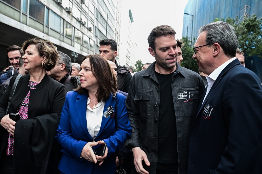 Στέφανος Κασσελάκης - Όλγα Γεροβασίλη: Χειραψία και φιλί στην πορεία της ΑΔΕΔΥ