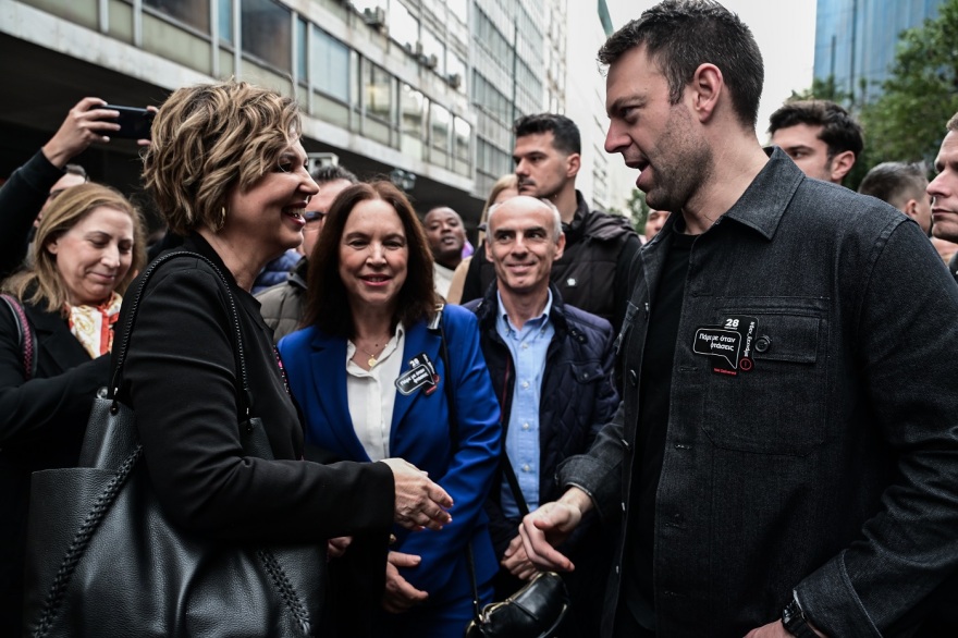 Στέφανος Κασσελάκης - Όλγα Γεροβασίλη: Χειραψία και φιλί στην πορεία της ΑΔΕΔΥ