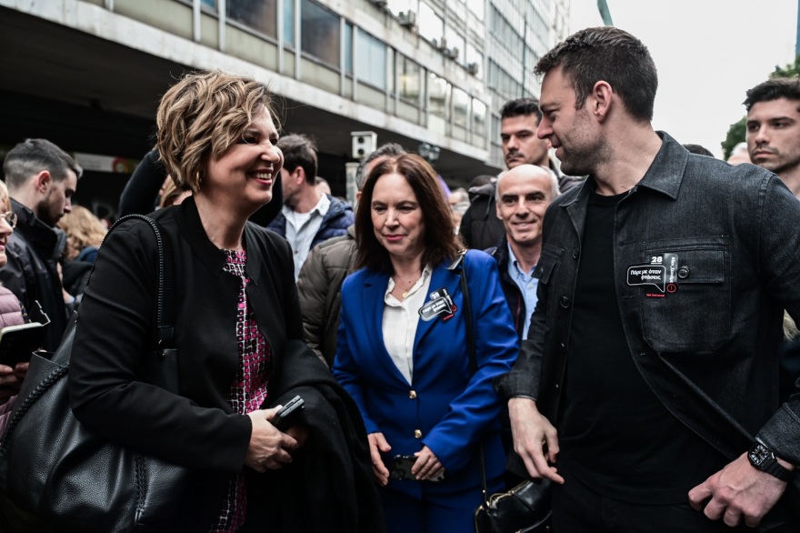 Στέφανος Κασσελάκης - Όλγα Γεροβασίλη: Χειραψία και φιλί στην πορεία της ΑΔΕΔΥ