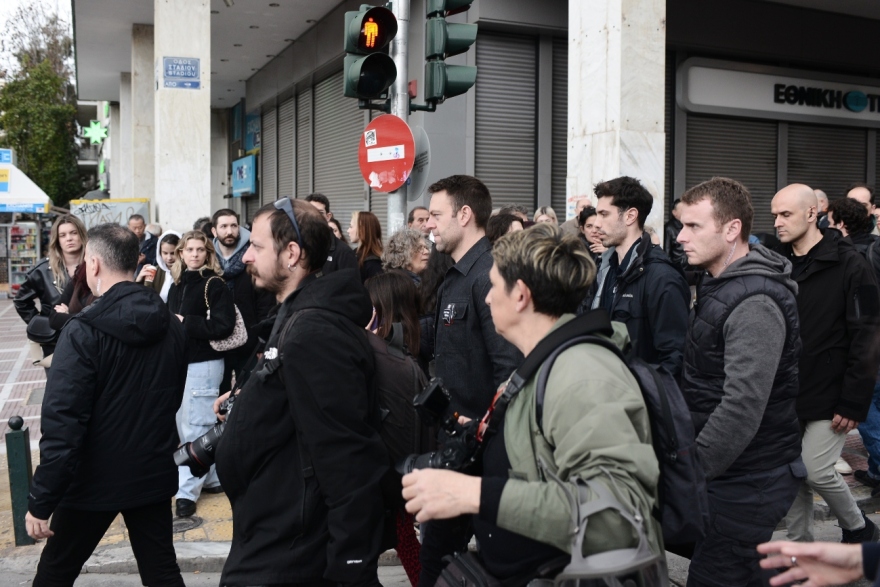 Στέφανος Κασσελάκης - Όλγα Γεροβασίλη: Χειραψία και φιλί στην πορεία της ΑΔΕΔΥ