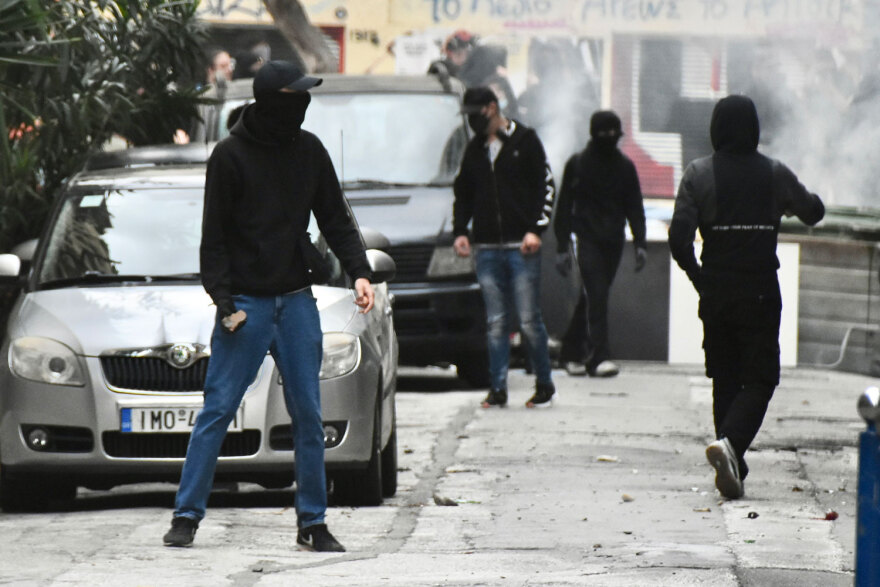 Οκτώ συλλήψεις για τα επεισόδια στην Αθήνα - Τέσσερις συλληφθέντες είχαν σακίδια με μολότοφ, full face και γάντια