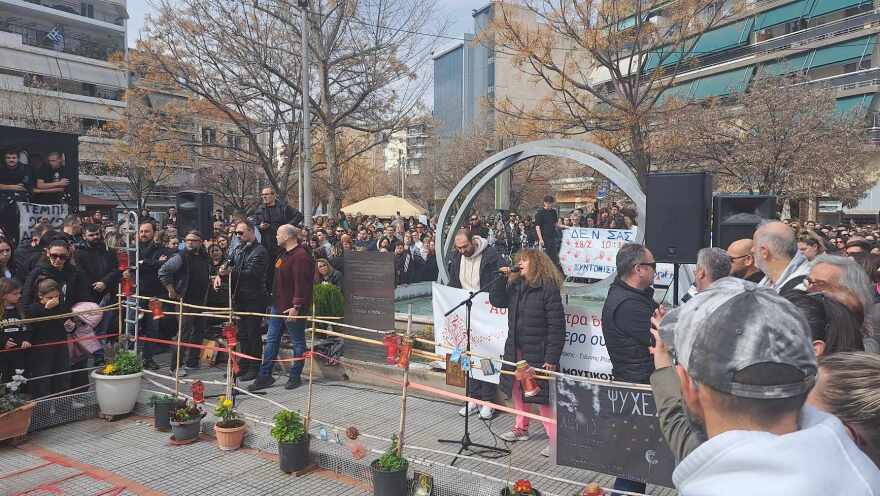 Τραγωδία στα Τέμπη: Συγκίνηση στα αποκαλυπτήρια του μνημείου στη Λάρισα για τα 57 θύματα - Βίντεο