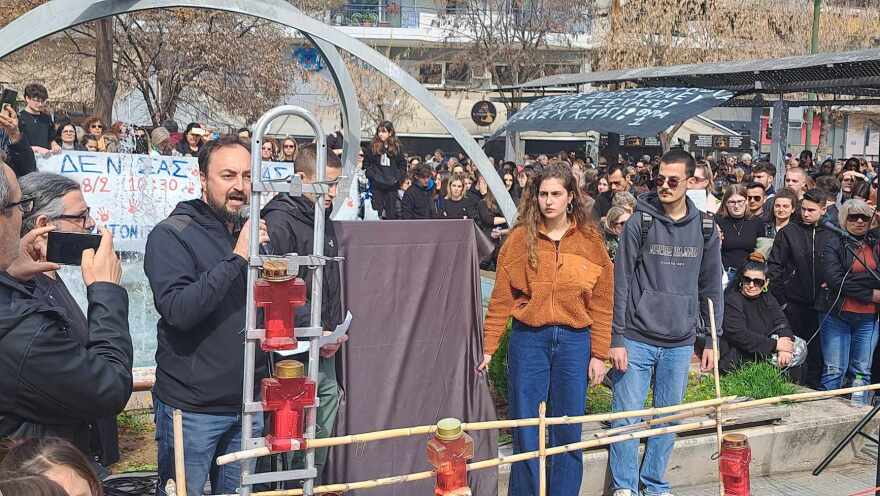 Τραγωδία στα Τέμπη: Συγκίνηση στα αποκαλυπτήρια του μνημείου στη Λάρισα για τα 57 θύματα - Βίντεο