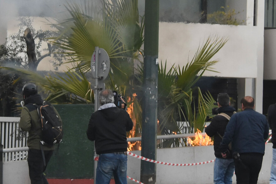 Επεισόδια σε Σύνταγμα, Ομόνοια και Εξάρχεια σημάδεψαν τις μεγάλες συγκεντρώσεις για τα Τέμπη (βίντεο)