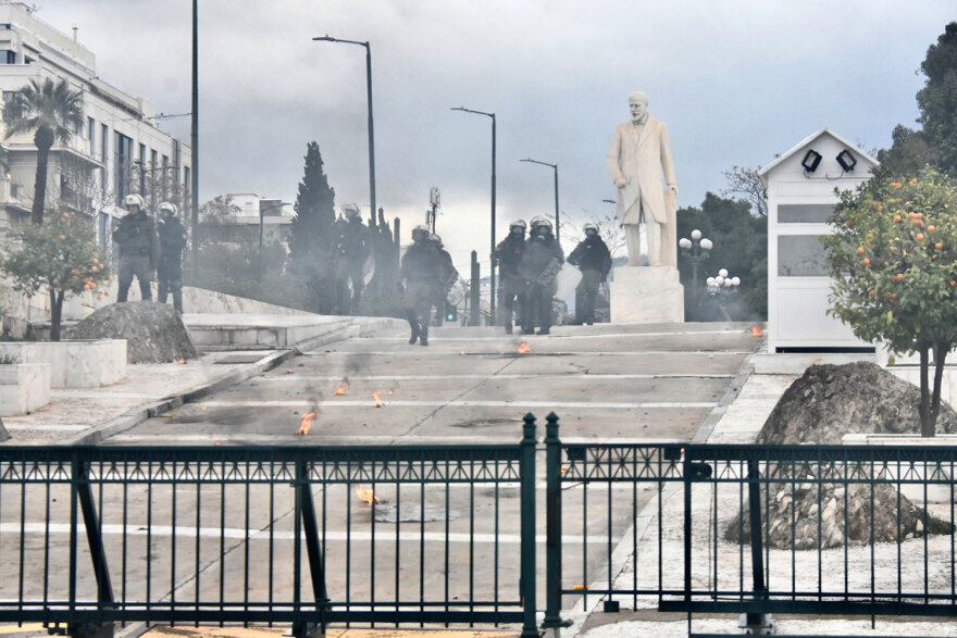 Επεισόδια σε Σύνταγμα, Ομόνοια και Εξάρχεια σημάδεψαν τις μεγάλες συγκεντρώσεις για τα Τέμπη (βίντεο)