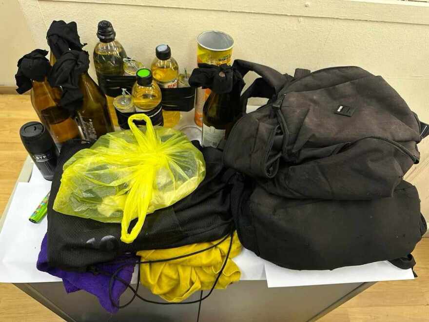 Τα σακίδια με τις μολότοφ των συλληφθέντων μετά τα επεισόδια στο κέντρο της Αθήνας - Δείτε φωτογραφία