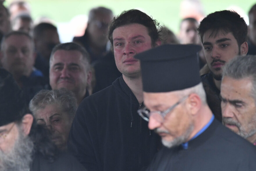 Τραγωδία στα Τέμπη: Λύγισε ο ιερέας την ώρα που διάβαζε τα ονόματα των 57 θυμάτων - Δείτε βίντεο