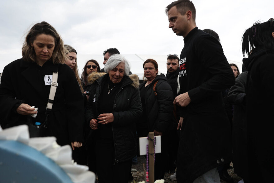 Τραγωδία στα Τέμπη: Λύγισε ο ιερέας την ώρα που διάβαζε τα ονόματα των 57 θυμάτων - Δείτε βίντεο