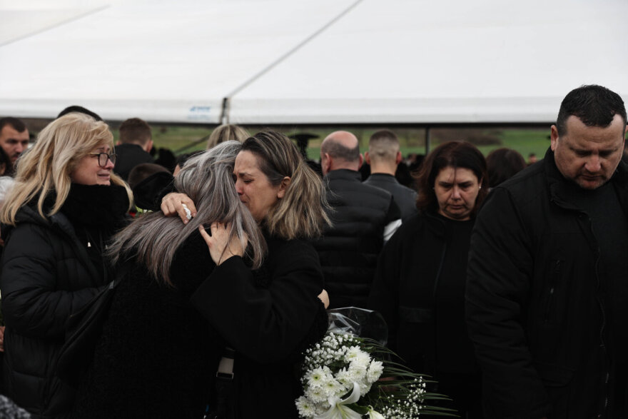 Τραγωδία στα Τέμπη: Λύγισε ο ιερέας την ώρα που διάβαζε τα ονόματα των 57 θυμάτων - Δείτε βίντεο