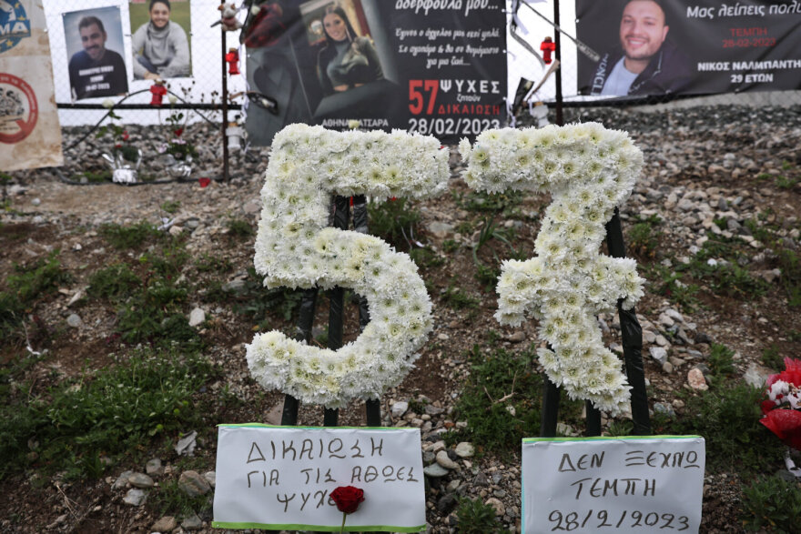 Τραγωδία στα Τέμπη: Λύγισε ο ιερέας την ώρα που διάβαζε τα ονόματα των 57 θυμάτων - Δείτε βίντεο