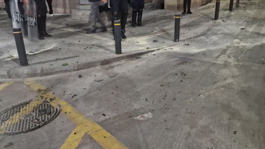 Κουκουλοφόροι επιτέθηκαν με βόμβες μολότοφ σε διμοιρίες των ΜΑΤ στη Θεσσαλονίκη - Βίντεο και φωτογραφίες