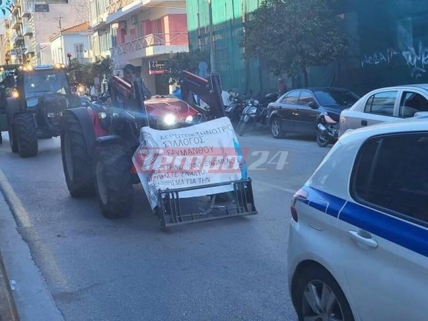 Πάτρα: Αγρότες με τρακτέρ στη συγκέντρωση διαμαρτυρίας για την επέτειο των Τεμπών 