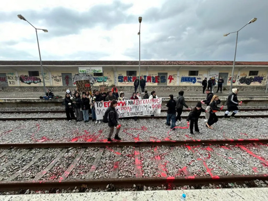 Τρίκαλα: Χιλιάδες πολίτες στους δρόμους ζητούν δικαίωση για τα θύματα των Τεμπών - Δείτε φωτογραφίες