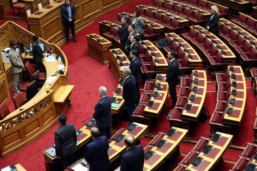 Βουλή: Ενός λεπτού σιγή στην Ολομέλεια για τα θύματα των Τεμπών