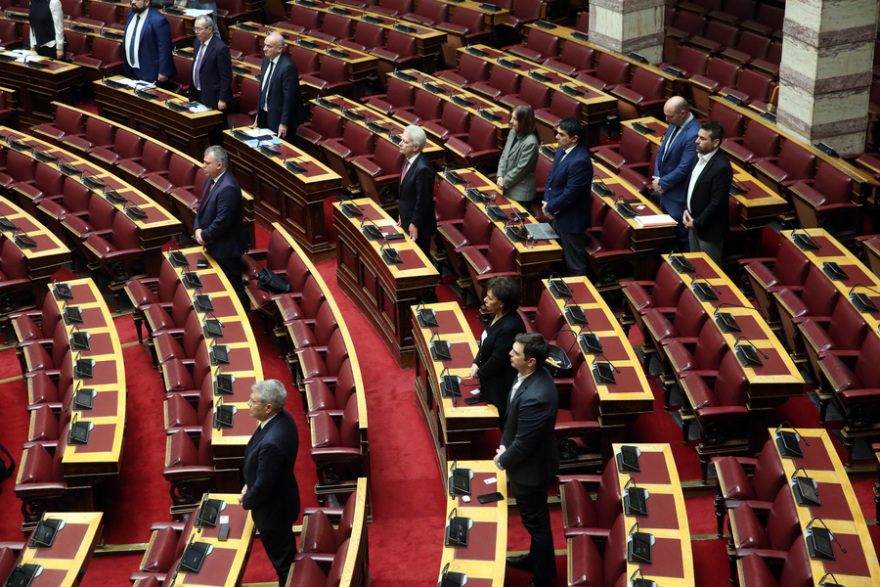Βουλή: Ενός λεπτού σιγή στην Ολομέλεια για τα θύματα των Τεμπών