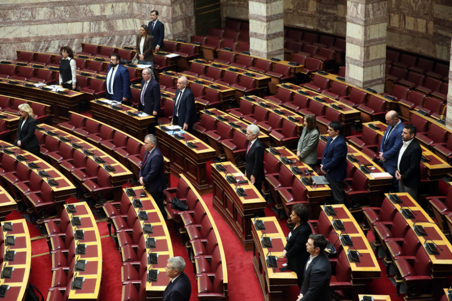 Βουλή: Ενός λεπτού σιγή στην Ολομέλεια για τα θύματα των Τεμπών