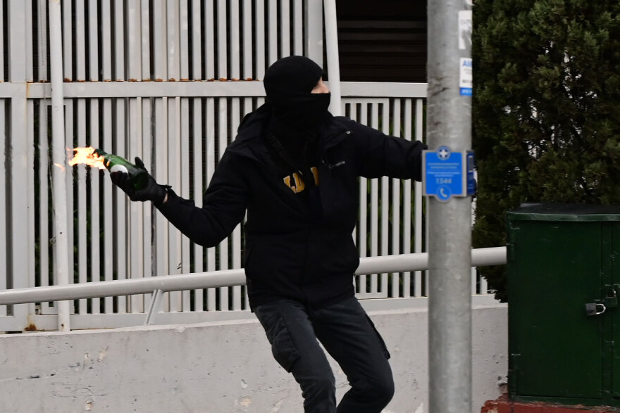 Οκτώ συλλήψεις για τα επεισόδια στην Αθήνα - Τέσσερις συλληφθέντες είχαν σακίδια με μολότοφ, full face και γάντια