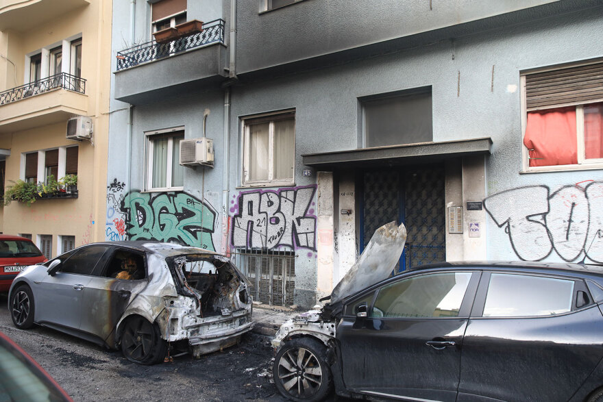 Εξάρχεια: Μπαράζ εμπρησμών σε αυτοκίνητα  - Δείτε βίντεο