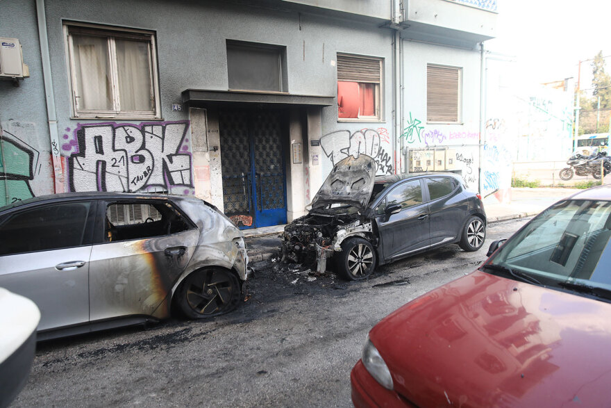 Εξάρχεια: Μπαράζ εμπρησμών σε αυτοκίνητα  - Δείτε βίντεο