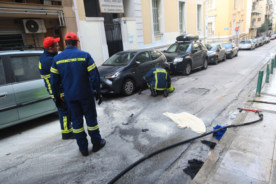 Εξάρχεια: Μπαράζ εμπρησμών σε αυτοκίνητα  - Δείτε βίντεο