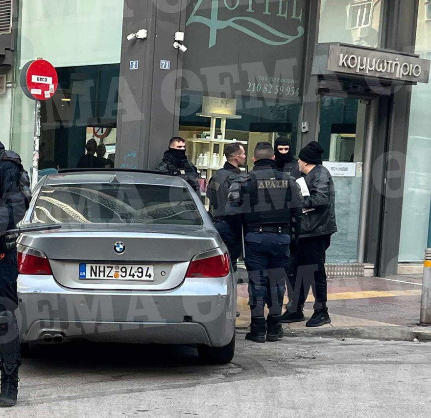 Δύο συλλήψεις στα Εξάρχεια - Βρέθηκαν όπλα στο όχημά τους