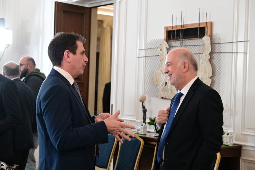 Τα φωτογραφικά καρέ του υπουργικού: Tα πηγαδάκια και το... μασάζ Λιβάνιου στον Σκρέκα 