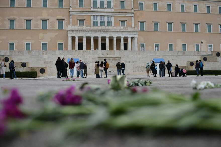 Τραγωδία στα Τέμπη: Φοιτητές ξανάγραψαν τα ονόματα των 57 θυμάτων μπροστά στον Άγνωστο Στρατιώτη (βίντεο)