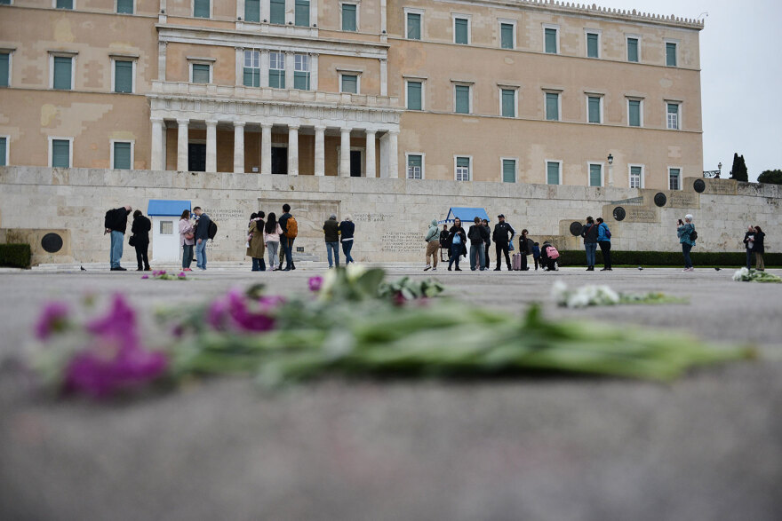 Τραγωδία στα Τέμπη: Φοιτητές ξανάγραψαν τα ονόματα των 57 θυμάτων μπροστά στον Άγνωστο Στρατιώτη (βίντεο)