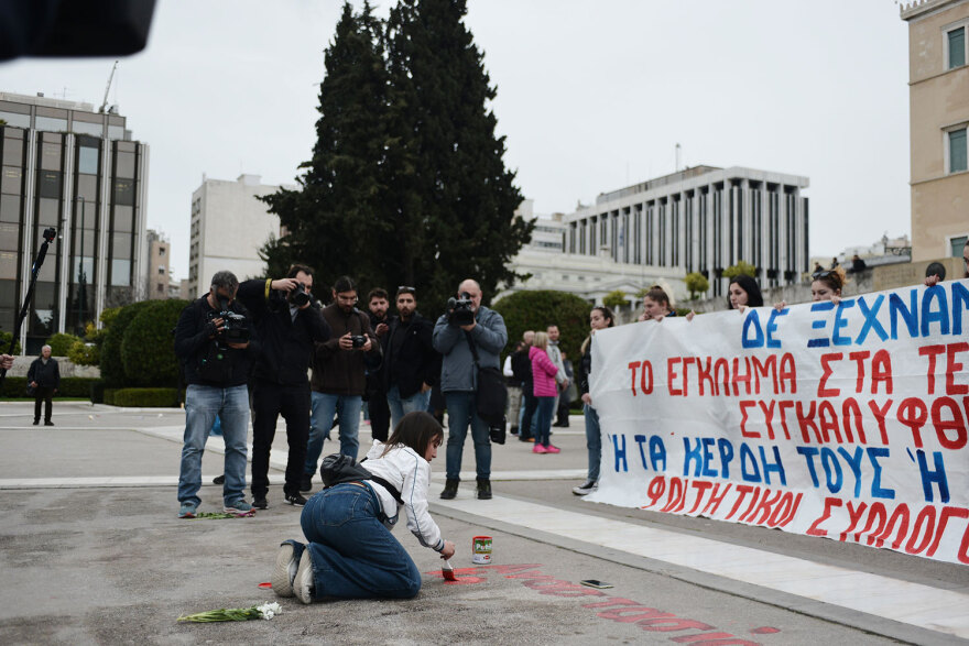 Τραγωδία στα Τέμπη: Φοιτητές ξανάγραψαν τα ονόματα των 57 θυμάτων μπροστά στον Άγνωστο Στρατιώτη (βίντεο)