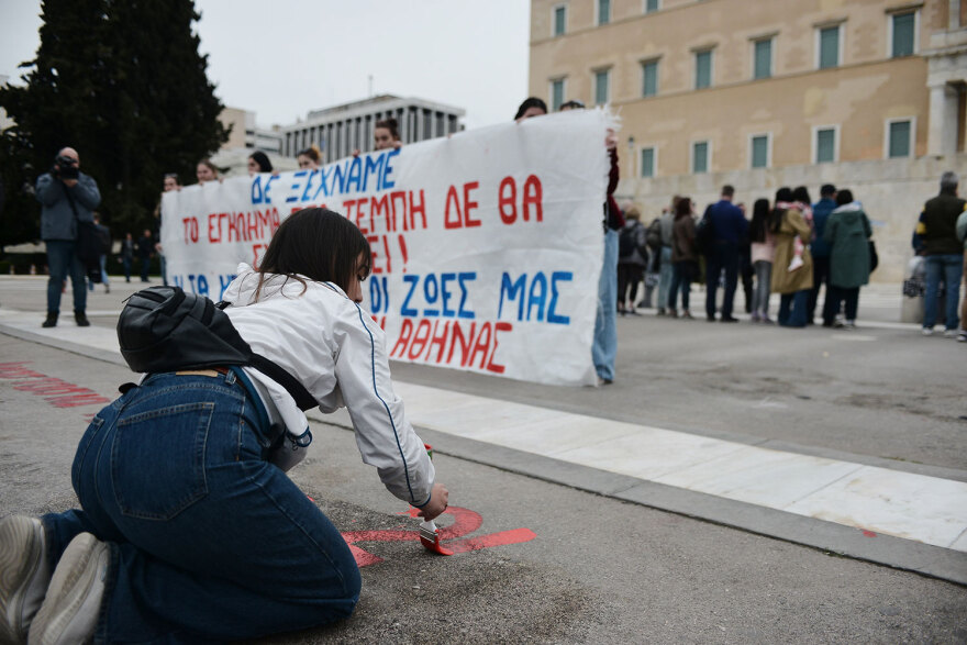 Τραγωδία στα Τέμπη: Φοιτητές ξανάγραψαν τα ονόματα των 57 θυμάτων μπροστά στον Άγνωστο Στρατιώτη (βίντεο)