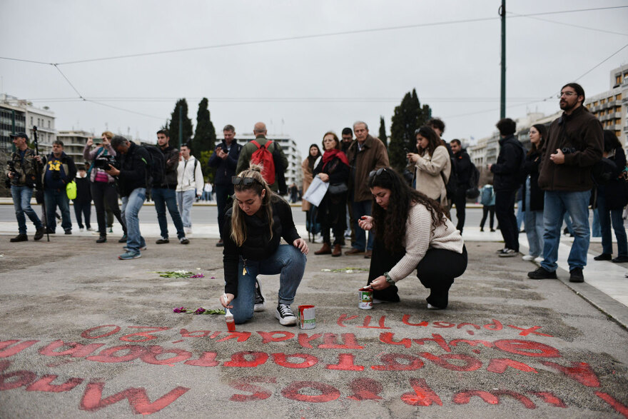 Τραγωδία στα Τέμπη: Φοιτητές ξανάγραψαν τα ονόματα των 57 θυμάτων μπροστά στον Άγνωστο Στρατιώτη (βίντεο)
