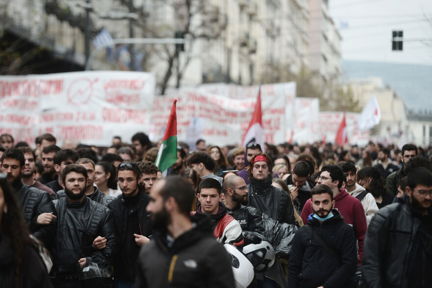 Σε εξέλιξη το πανεκπαιδευτικό συλλαλητήριο - Ποιοι δρόμοι έχουν κλείσει 