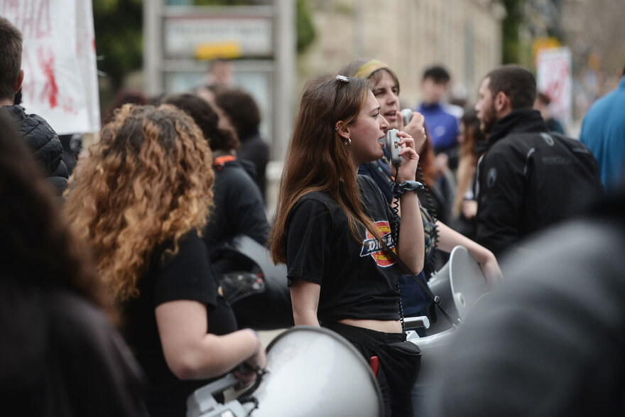 Σε εξέλιξη το πανεκπαιδευτικό συλλαλητήριο - Ποιοι δρόμοι έχουν κλείσει 