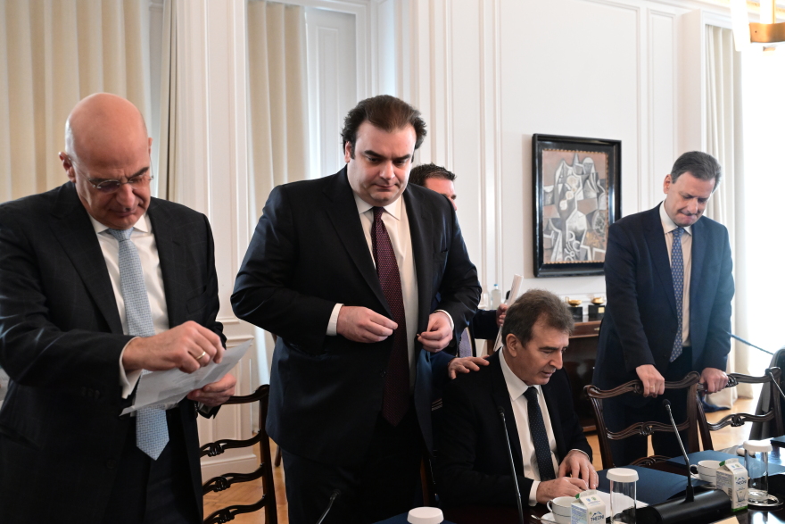 Τα φωτογραφικά καρέ του υπουργικού: Tα πηγαδάκια και το... μασάζ Λιβάνιου στον Σκρέκα 