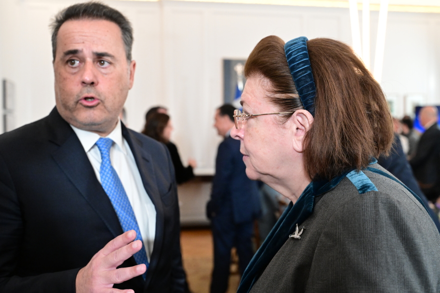 Τα φωτογραφικά καρέ του υπουργικού: Tα πηγαδάκια και το... μασάζ Λιβάνιου στον Σκρέκα 