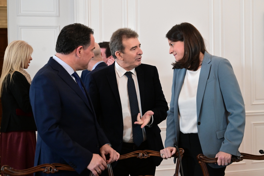 Τα φωτογραφικά καρέ του υπουργικού: Tα πηγαδάκια και το... μασάζ Λιβάνιου στον Σκρέκα 