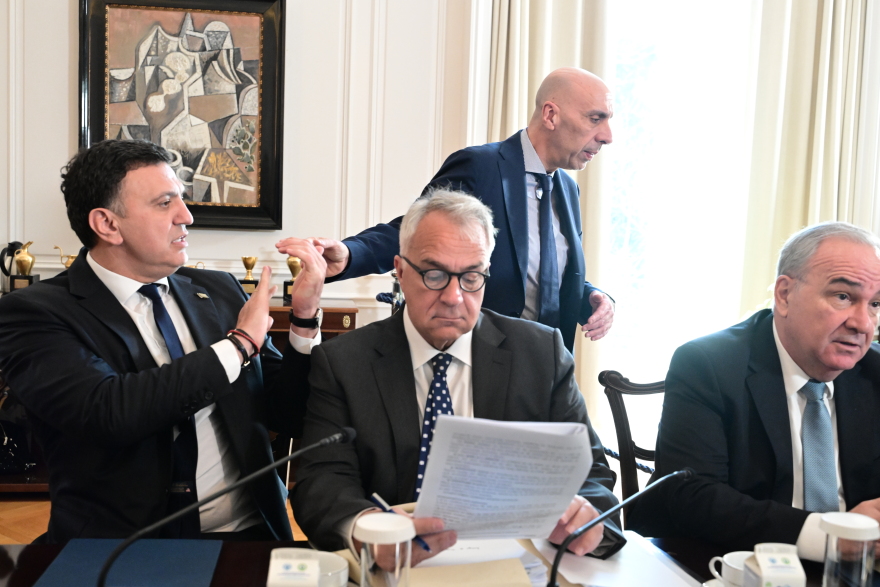 Τα φωτογραφικά καρέ του υπουργικού: Tα πηγαδάκια και το... μασάζ Λιβάνιου στον Σκρέκα 