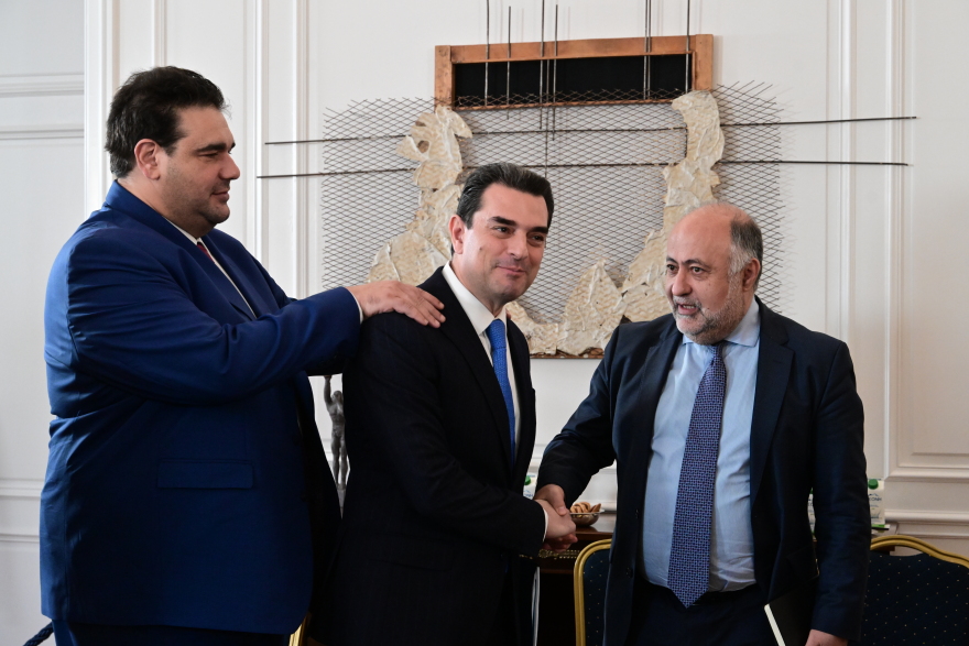 Τα φωτογραφικά καρέ του υπουργικού: Tα πηγαδάκια και το... μασάζ Λιβάνιου στον Σκρέκα 